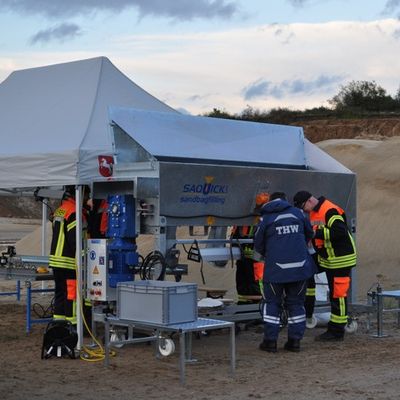FW-ROW: Sandsäcke füllen für den Ernstfall: Gemeinsamer Übungsdienst von Feuerwehr und THW