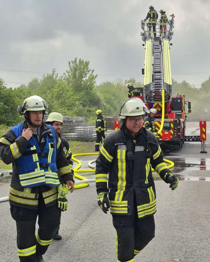 FW Ense: Alarmübung aller Einheiten der Feuerwehr Ense
