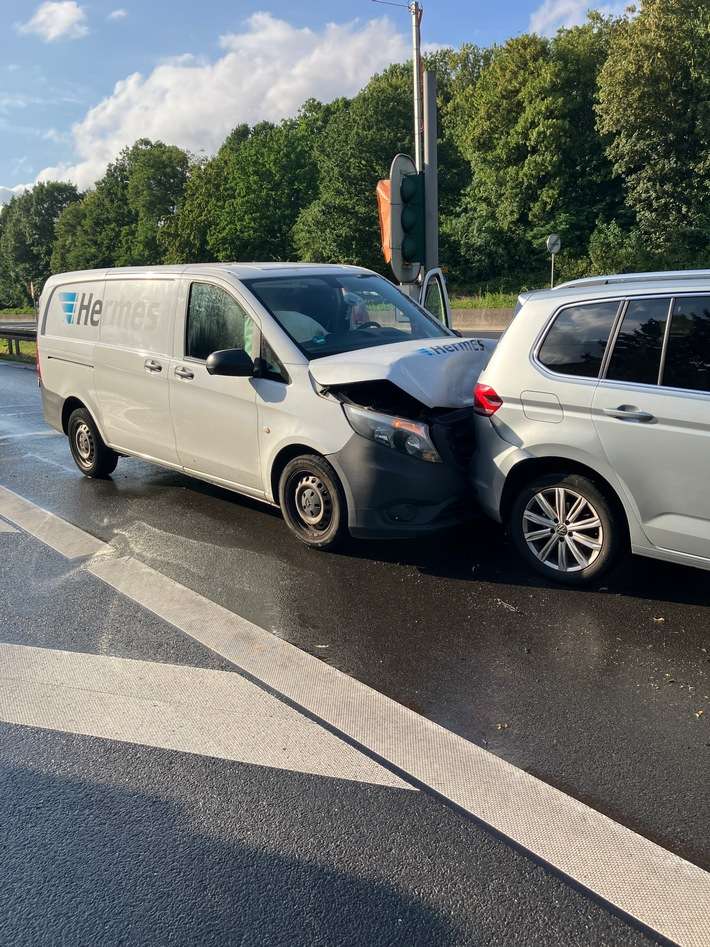 FW-MH: Verkehrsunfall auf der BAB 40 - eine leicht verletzte Person