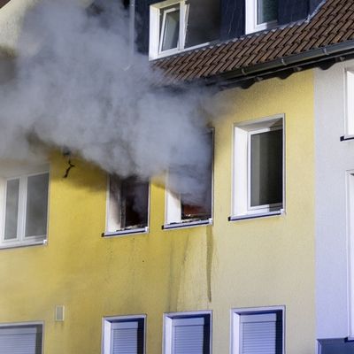 FW-MK: Wohnungsbrand in Hennen - Feuerwehr rettet Bewohnerin über tragbare Leiter
