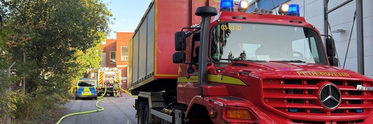 FW-PI: Feuer in Kabelschacht sorgt für starke Rauchentwicklung in Industriegebäude