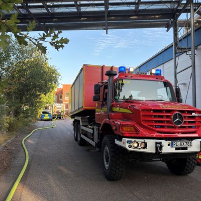FW-PI: Feuer in Kabelschacht sorgt für starke Rauchentwicklung in Industriegebäude