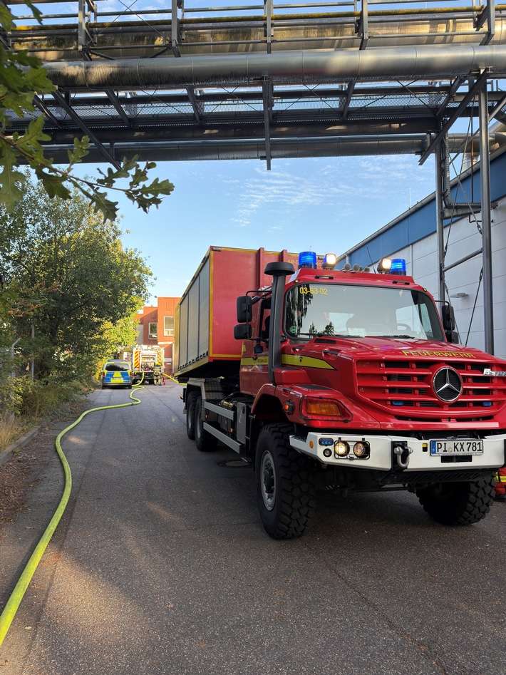 FW-PI: Feuer in Kabelschacht sorgt für starke Rauchentwicklung in Industriegebäude