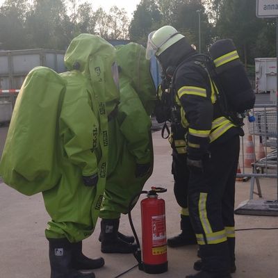 FW-AR: Übung am Wertstoffhof Obereimer: Feuerwehr trainiert den Ernstfall
