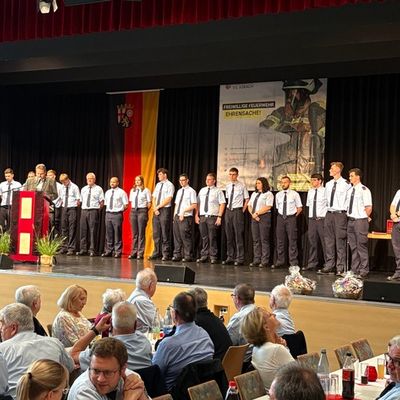 FW VG Asbach: VG-Feuerwehrtag in Windhagen / 19 neue Feuerwehrleute und besondere Jubiläen