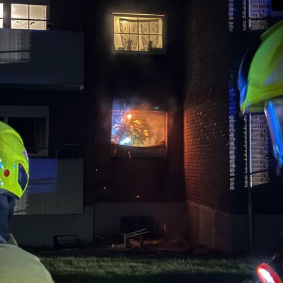 FW-DT: Zimmerbrand - 18 Personen rettungsdienstlich betreut