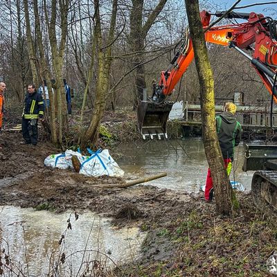 FW Rösrath: Technische Hilfeleistung an der Sülz: Beschädigtes Wehr bedroht Campingplatz