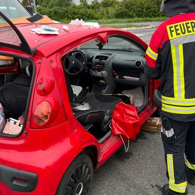 FFW Schiffdorf: Fahrerin nach Seitenaufprall durch Feuerwehr gerettet