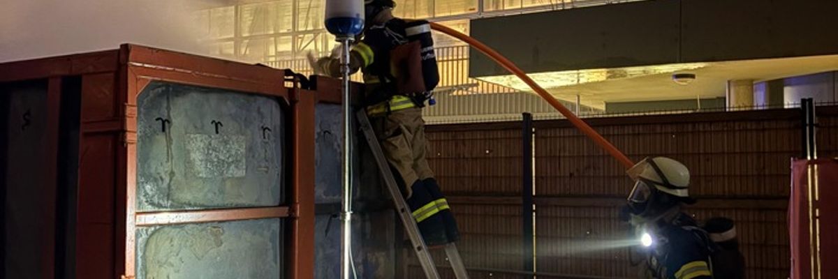 FW Stuttgart: Containerbrand im Innenhof des Klinikums Stuttgart