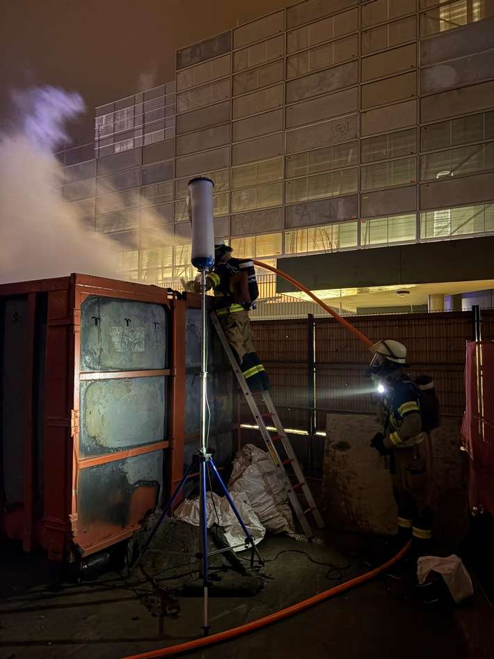 FW Stuttgart: Containerbrand im Innenhof des Klinikums Stuttgart