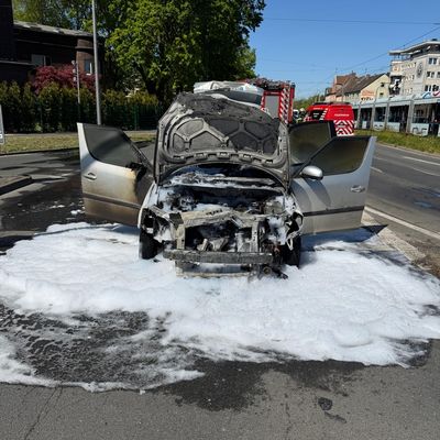 FW-BO: Arbeitsreiche Nachmittagsstunden für die Feuerwehr Bochum: Brandeinsätze und Verkehrsunfall im Nachmittagsverkehr
