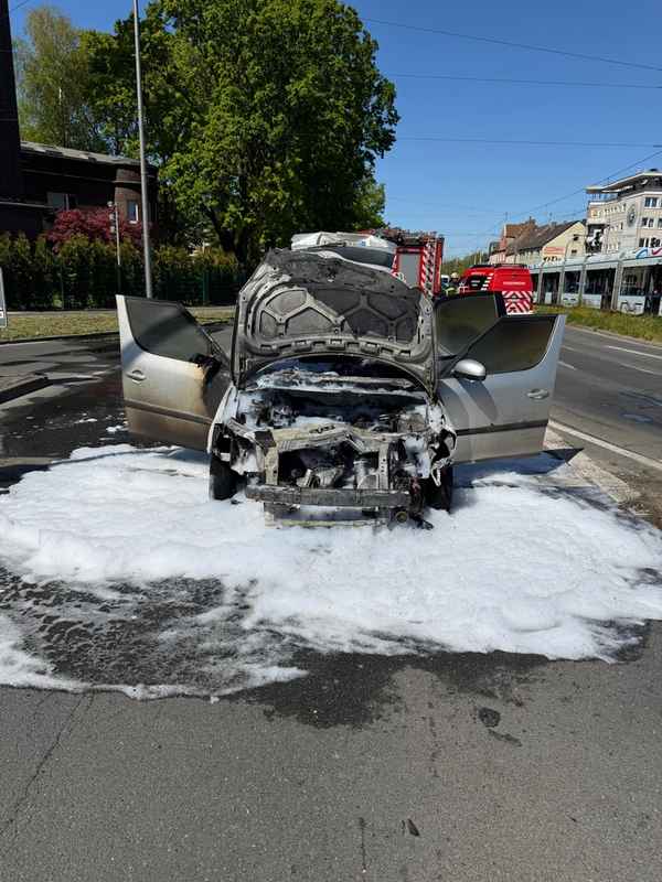 FW-BO: Arbeitsreiche Nachmittagsstunden für die Feuerwehr Bochum: Brandeinsätze und Verkehrsunfall im Nachmittagsverkehr