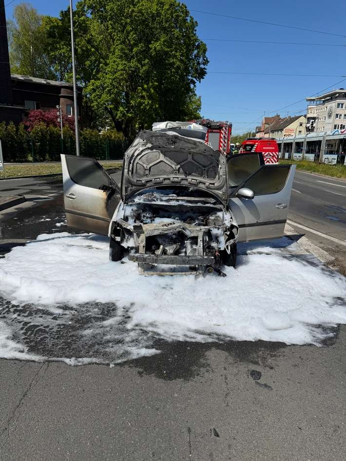 FW-BO: Arbeitsreiche Nachmittagsstunden für die Feuerwehr Bochum: Brandeinsätze und Verkehrsunfall im Nachmittagsverkehr