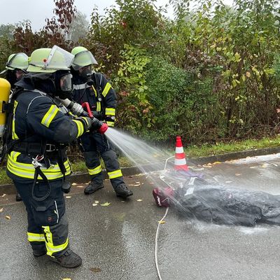 FW Beverungen: Gemeinsames Zirkeltraining stärkt Zusammenarbeit über Grenzen hinweg / Feuerwehren und Rettungsdienste aus dem Dreiländereck üben in Beverungen