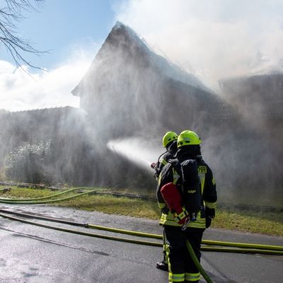 FW-RD: Feuer zerstört Wohnhaus in Nortorf - rund 100 Einsatzkräfte im Einsatz