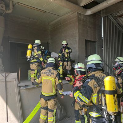 FW-E: Langanhaltender Brandeinsatz in Getreidemühle - Glutnester erschweren Löscharbeiten