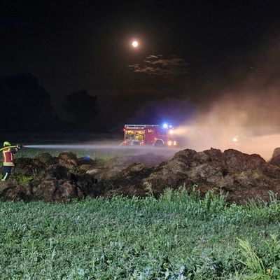 FW Reichenau: Brennende Riedballen auf Ackerfläche abgelöscht - 28.06.2026