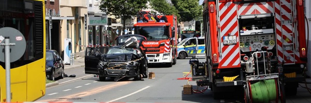 FW-E: Verkehrsunfall zwischen Pkw und Bus - Fahrerin nach technischer Rettung ins Krankenhaus transportiert