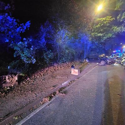 FW-EN: Alleinunfall durch PKW