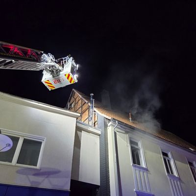 FW Menden: Brand in einem Mehrfamilienhaus in Menden - eine verletzte Person