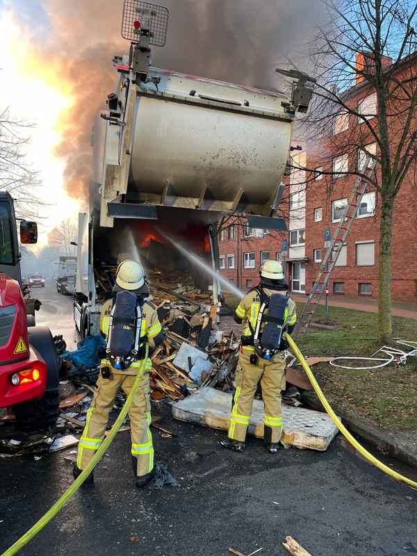 FW Bremerhaven: Brand eines Müllfahrzeugs in Geestemünde