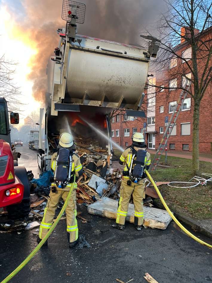 FW Bremerhaven: Brand eines Müllfahrzeugs in Geestemünde