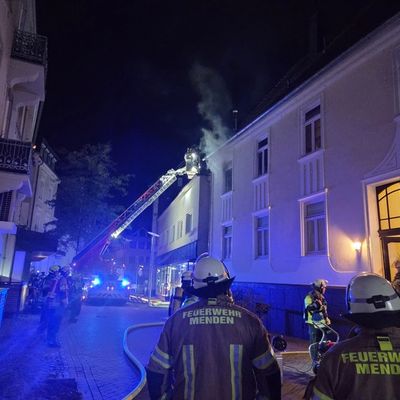 FW Menden: Brand in einem Mehrfamilienhaus in Menden - eine verletzte Person