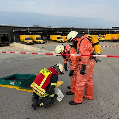 FW-ROW: Gefahrguteinsatz im Postverteilzentrum Zeven