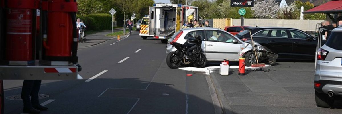 FW Pulheim: Krad kollidiert mit PKW