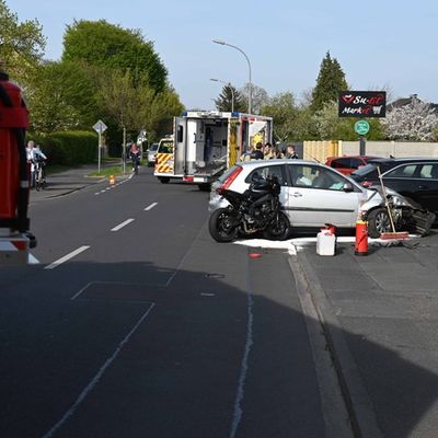 FW Pulheim: Krad kollidiert mit PKW