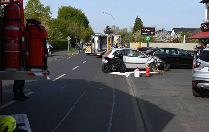 FW Pulheim: Krad kollidiert mit PKW