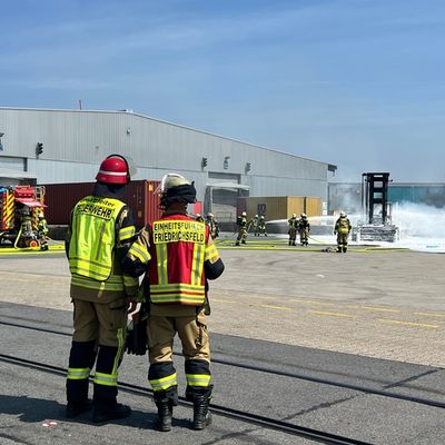 FW Voerde: Einsatzreicher Freitag für die Feuerwehr Voerde