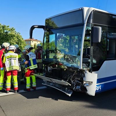 FW Burscheid: Verkehrsunfall mit Linienbus