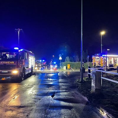 FW Dinslaken: Feuer zerstört zwei Gartenlauben