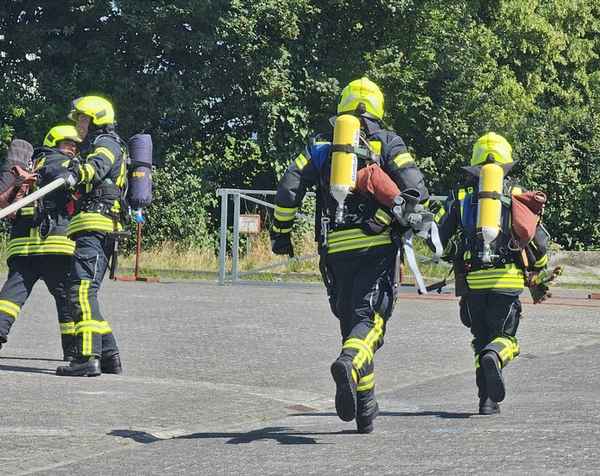 FW Rheingau-Taunus: Feuerwehrleistungsübung bei hochsommerlichen Temperaturen - Hohenstein - Breithardt verteidigt den Titel