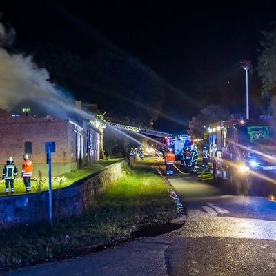FW Lüchow-Dannenberg: +++ Nächtlicher Großeinsatz in Lüchow-Dannenberg +++ Feuer zerstört landwirtschaftliches Gebäude +++ Feuerwehr verhindert Ausbreitung +++ Person verletzt +++