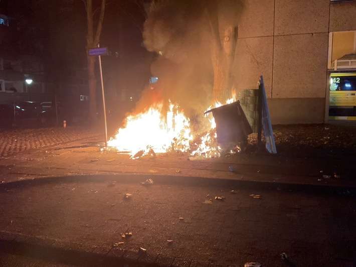 FW-DO: Balkonbrände und einige kleine Feuer in der Silvesternacht - Feuerwehr und Rettungsdienst ziehen Bilanz