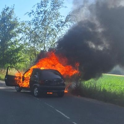 FW Flotwedel: Brennender PKW bei Offensen sorgt für Feuerwehreinsatz