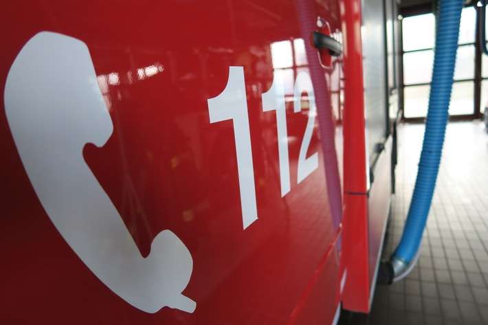 FW-OB: Kellerbrand in Oberhausen - Zwei Personen über Drehleiter gerettet
