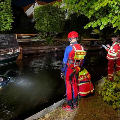 FW-AUR: PKW im Wasser