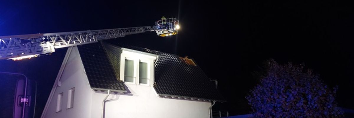 FW-EN: Blitzeinschlag in Hausdach