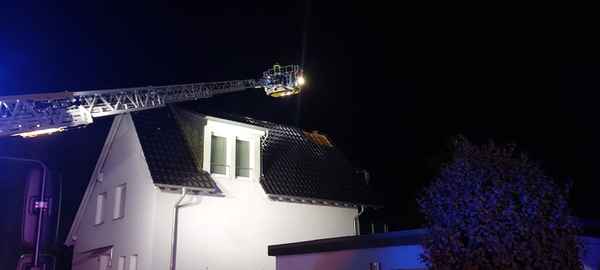 FW-EN: Blitzeinschlag in Hausdach