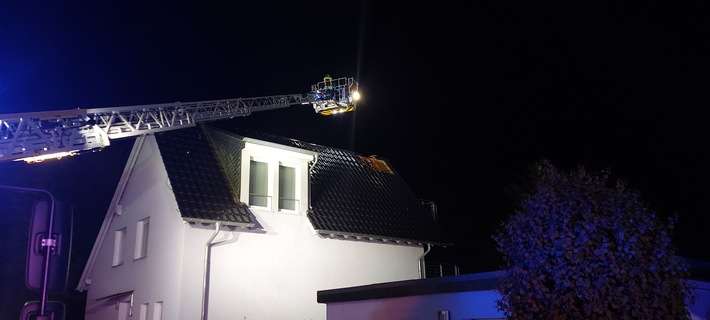 FW-EN: Blitzeinschlag in Hausdach