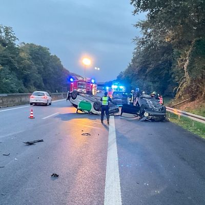 FW-DO: Verkehrsunfall auf der A42 - Zwei Fahrzeuge überschlagen, zwei Personen verletzt