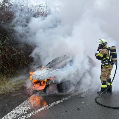 FW-NE: Fahrzeug gerät auf der A57/A46 in Brand | Keine Verletzten