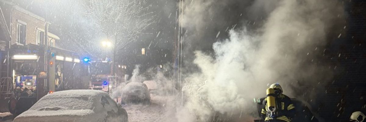FW-AUR: Fahrzeugbrand in dichtem Schneetreiben bekämpft