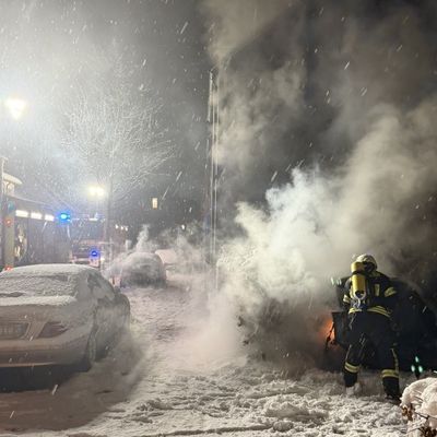 FW-AUR: Fahrzeugbrand in dichtem Schneetreiben bekämpft