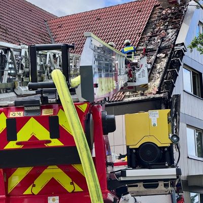 FW Hagen: Fassadenbrand greift auf Dachstuhl über.