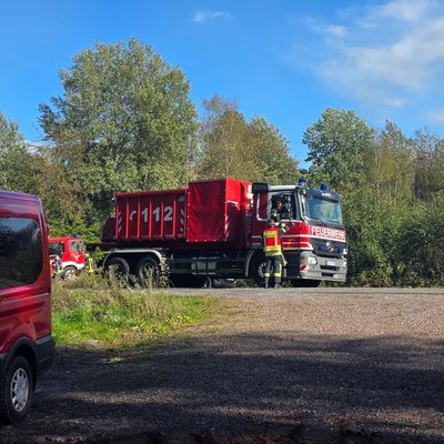 FW-AR: Wasser, Drohnen, Riegelstellung: Feuerwehr Arnsberg simuliert Ernstfall im Wald
