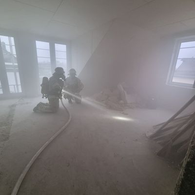 FW Weinheim: Realitätsnahe Einsatzübung in Lützelsachsen. Feuerwehr trainiert Brandeinsatz in Mehrparteienhaus